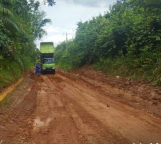 Masyarakat Mengeluh Jalan Penghubung Kecamatan Rambang Kuang Ke Prabumulih Serta Desa Sekitar Berlumpur Rusak Parah