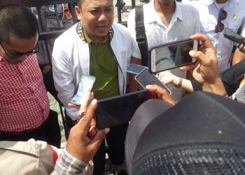 Puluhan Masa Jaringan Advokasi Sumsel Geruduk Kantor PLN Sumatera Selatan