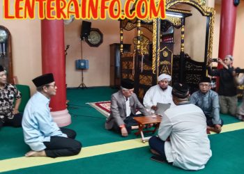 Darmatua Parlinggoman Darius Sianipa Mengucapkan Dua Kalimat Syahadat