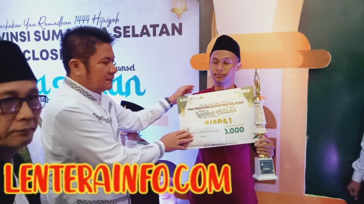 Herman Deru Serahkan Hadiah Kepada Lomba Adzan Yang di Adakan PWI Sumsel