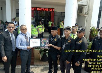 Ratusan Massa dari Organisasi Masyarakat Garda Prabowo dan Serikat Pekerja PT SKB Gelar aksi di Pengadilan Tinggi