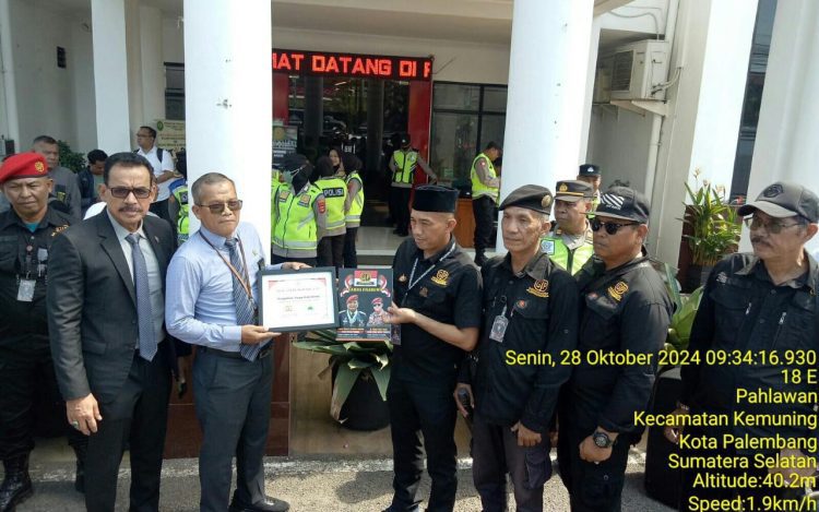 Ratusan Massa dari Organisasi Masyarakat Garda Prabowo dan Serikat Pekerja PT SKB Gelar aksi di Pengadilan Tinggi