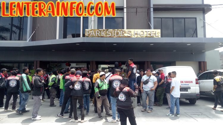 RASAKAN NIH…!Akibat Berani Langgar Aturan Parkside’s Hotel Di Gembok Dan Rantai Aliansi Masyarakat