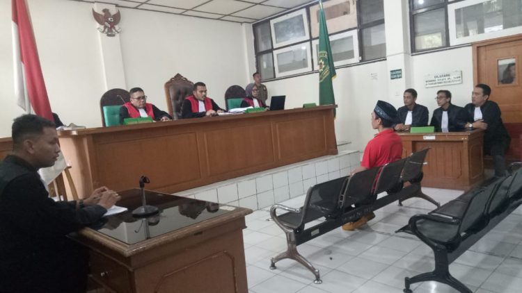 Ketua Majelis Hakim Memberi Keputusan Secara Sah dan Meyakinkan Melanggar Pasal 351 KUHP Tentang Penganiayaan Berat.