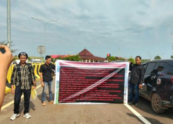 Puluhan Massa Geruduk Kantor Waskita, FORMAT Sumsel Soroti Dugaan Penyelewengan Ganti Rugi Lahan Tol Kapal Betung