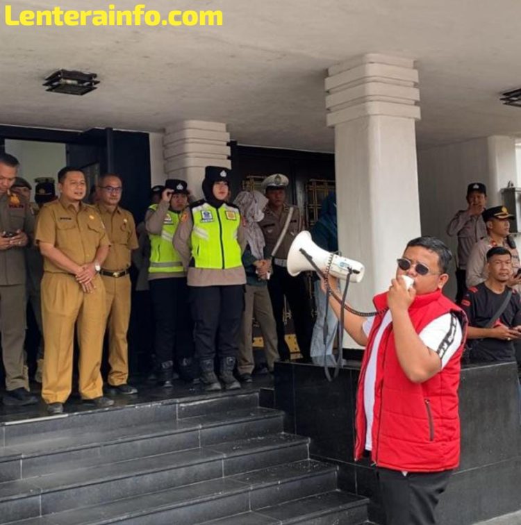 Forum Pemuda Untuk Transfaransi Geruduk Kantor Walikota, Desak Transparansi Seleksi PJLP di Kota Palembang.