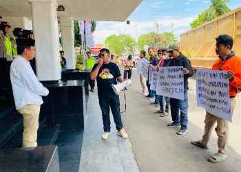 Diduga Tak Kantongi Izin, Pembangunan Ruko Tiga Lantai di DAS Jalan Angkatan 45 Didesak Disetop dan dibongkar.