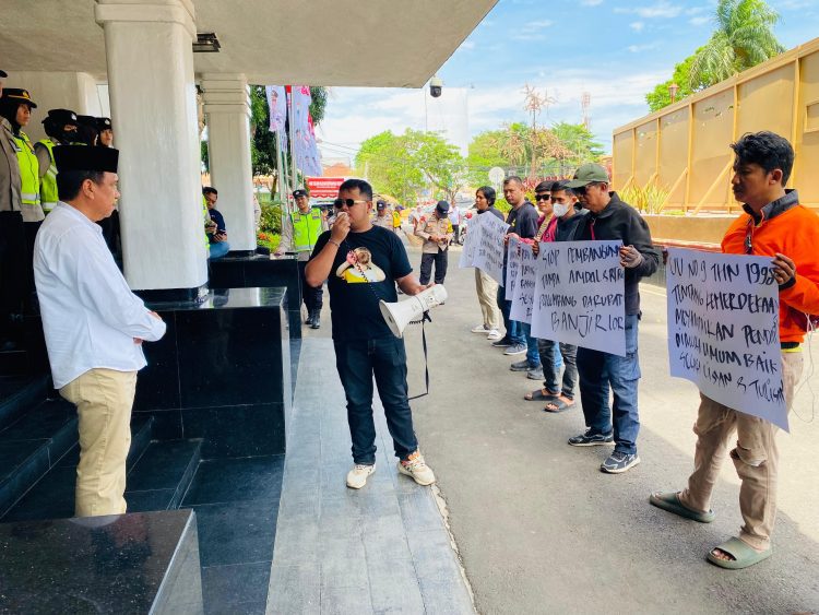 Diduga Tak Kantongi Izin, Pembangunan Ruko Tiga Lantai di DAS Jalan Angkatan 45 Didesak Disetop dan dibongkar.